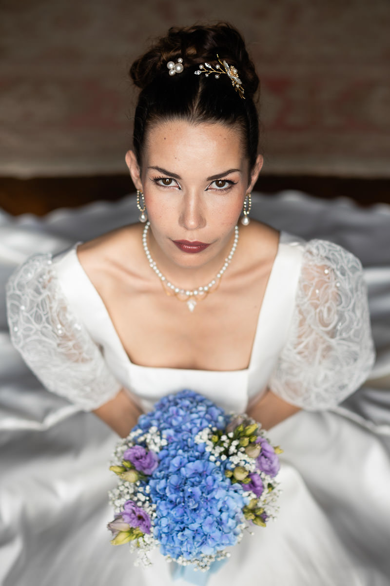 mariée brune dans robe en satin style Bridgerton